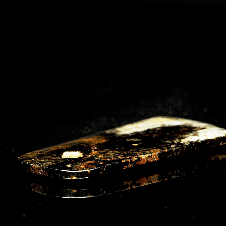 Ornamento de jade tallado, cultura arqueológica