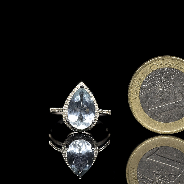 Anillo en oro blanco de 18 kt con aguamarina y diamantes