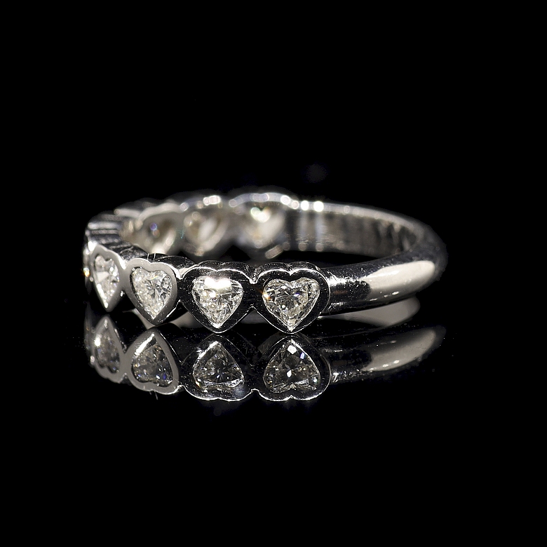 Media alianza de oro blanco de 18K con diamantes en talla corazón, 0.88 ct