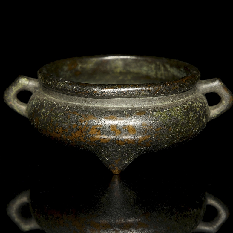 Incensario trípode de bronce patinado, con sello Chongzhen