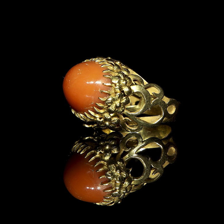 Anillo de oro amarillo de 18k con coral