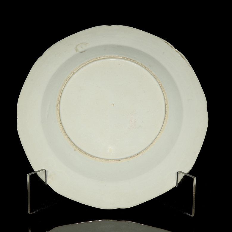 Imari-style porcelain dish ‘Auspicious Emblems’, Qing dynasty - 4