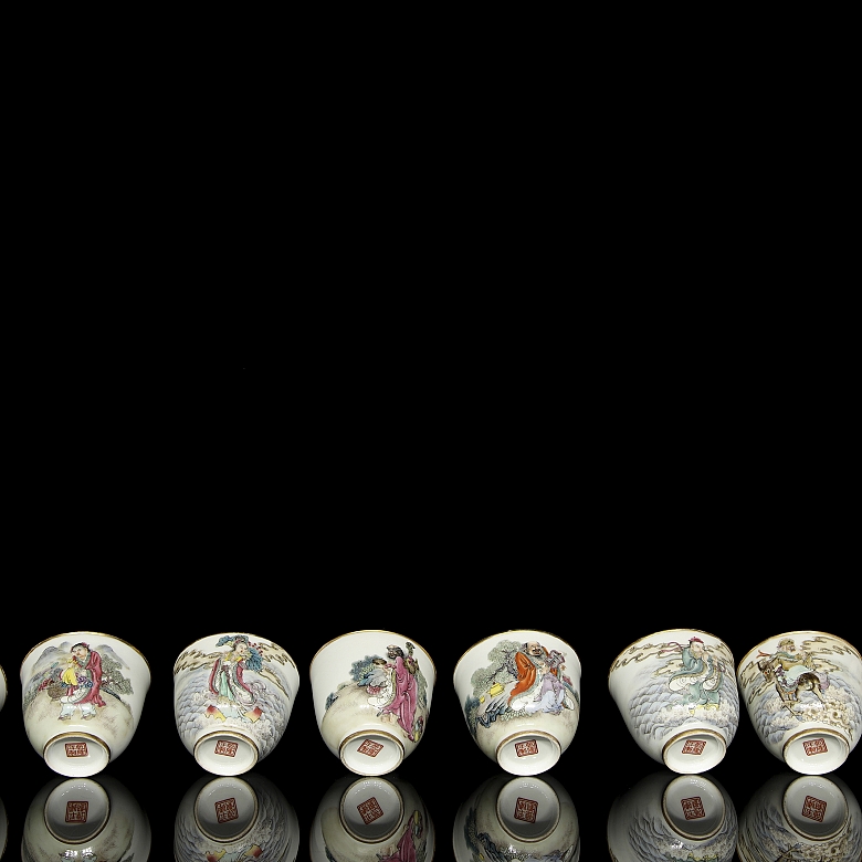 Ocho tazas de porcelana 