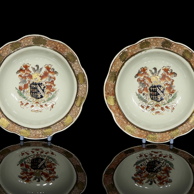Pareja de platos de porcelana