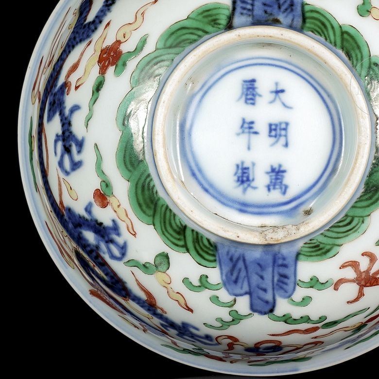 Cuenco de porcelana con esmalte wucai 