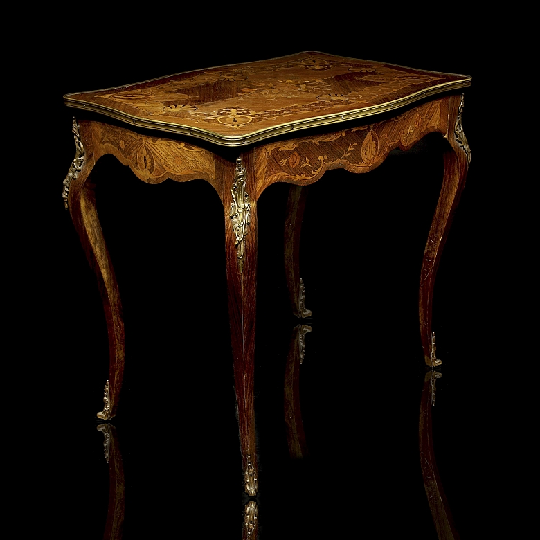Mesa estilo Luis XV con marquetería, med. s.XX