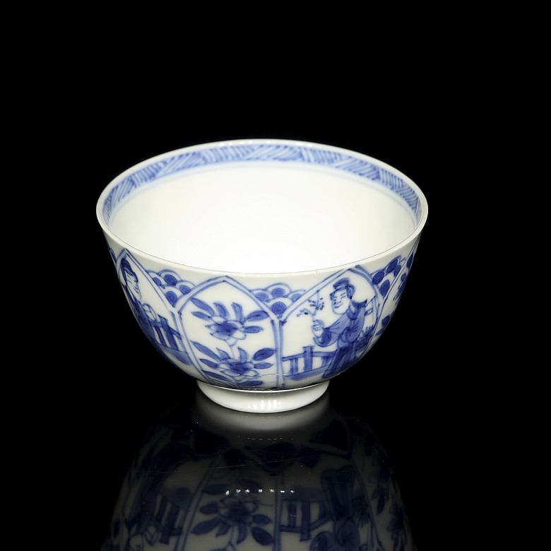 Taza de porcelana con vidriado azul y blanco