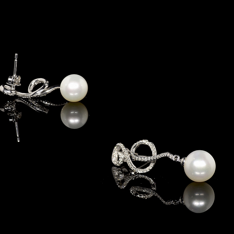 Pendientes con perla y diamantes en oro blanco de 18K