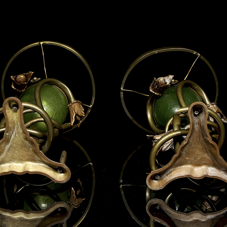 Pareja de quinqués de vidrio y bronce Art Noveau, Europa, c. 1900
