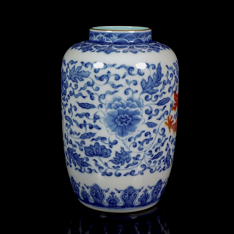 Glazed porcelain vase ‘Dragon’, with Qianlong seal