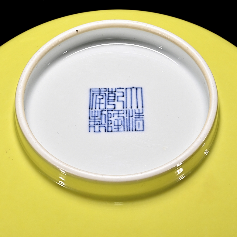 Gran cuenco de porcelana con esmalte amarillo, con marca Qianlong