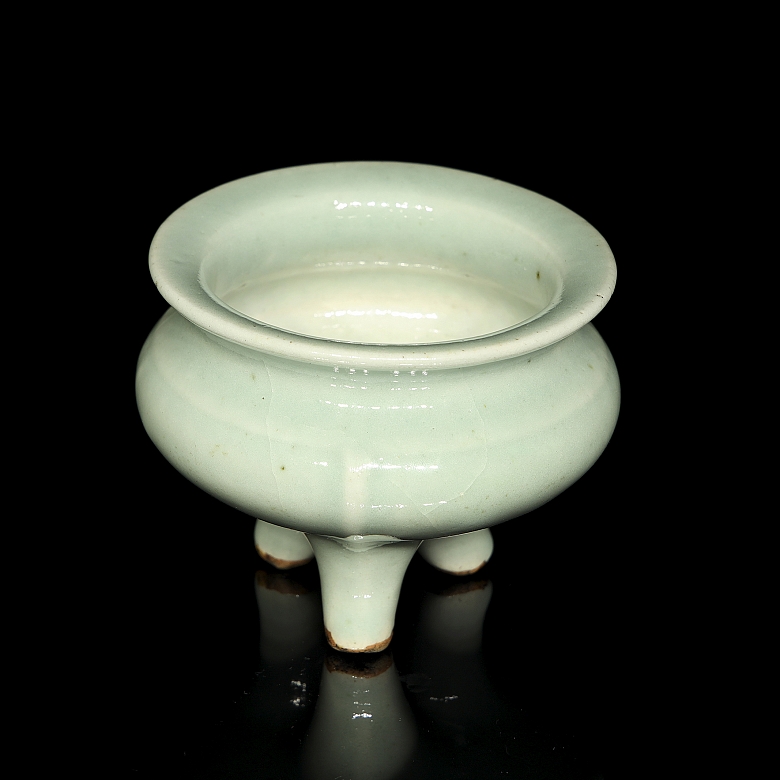 Incensario trípode de cerámica celadon, Longquan, dinastía Ming