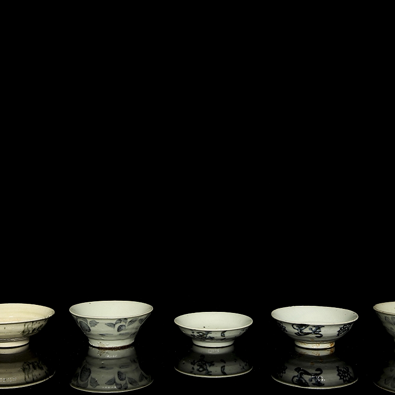 Cinco cuencos de cerámica esmaltada, dinastía Ming