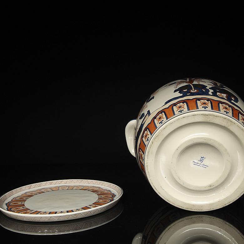 Planter with plate in Asian porcelain, “Landscape,” 20th century