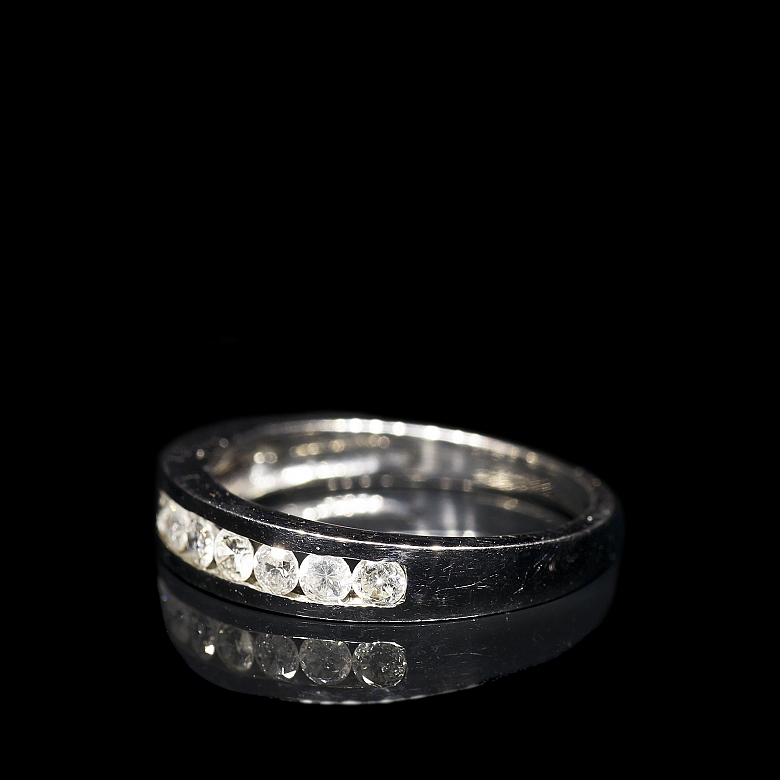 Media alianza en oro blanco de 18 kt con diamantes