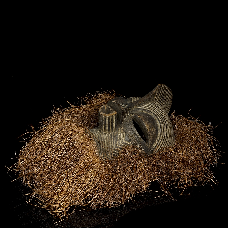Máscara femenina Kifwebe con atuendo de rafia, Songye, R.D. del Congo, s.XX