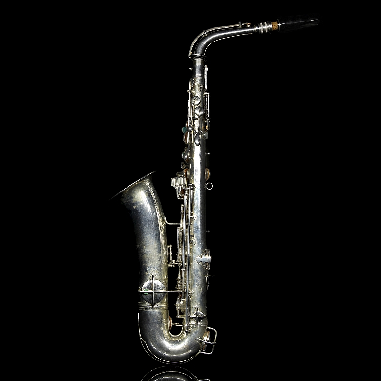 Saxofón alto, marca Conn, ca 1920