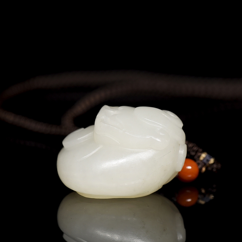 Colgante de jade blanco “Dragón enroscado”, s. XX
