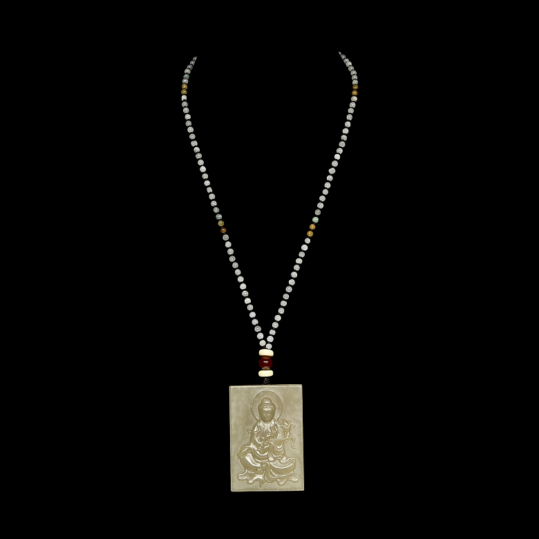 Colgante con placa de jade 