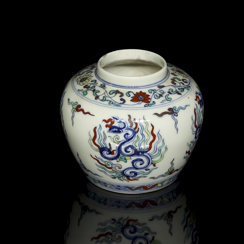 Small polychrome porcelain jar ‘Phoenix’, marked Tianqi