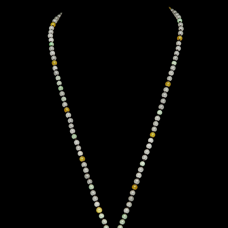 Collar con colgante de jade tallado y cuentas de colores, s.XX