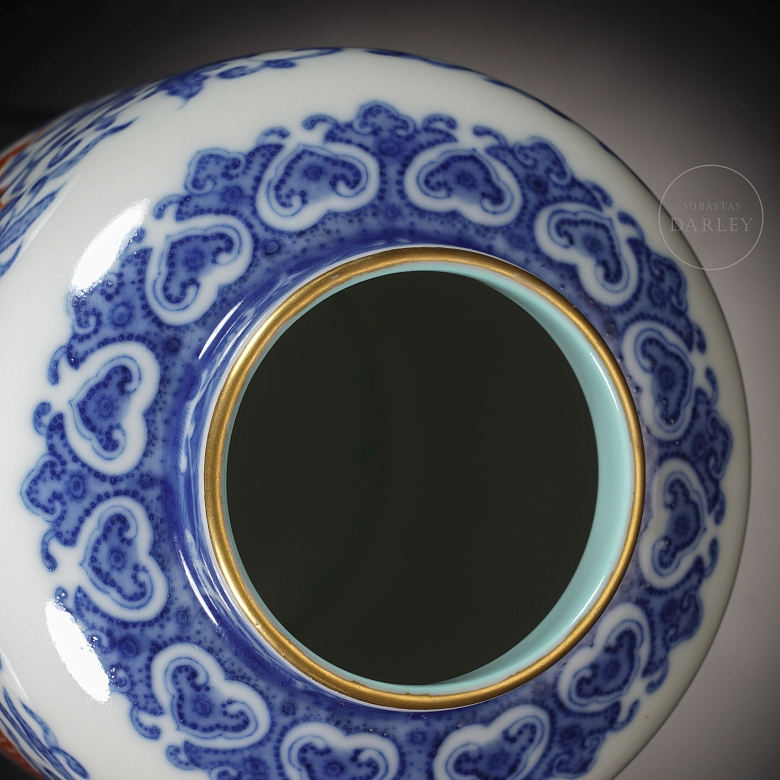 Glazed porcelain vase ‘Dragon’, with Qianlong seal