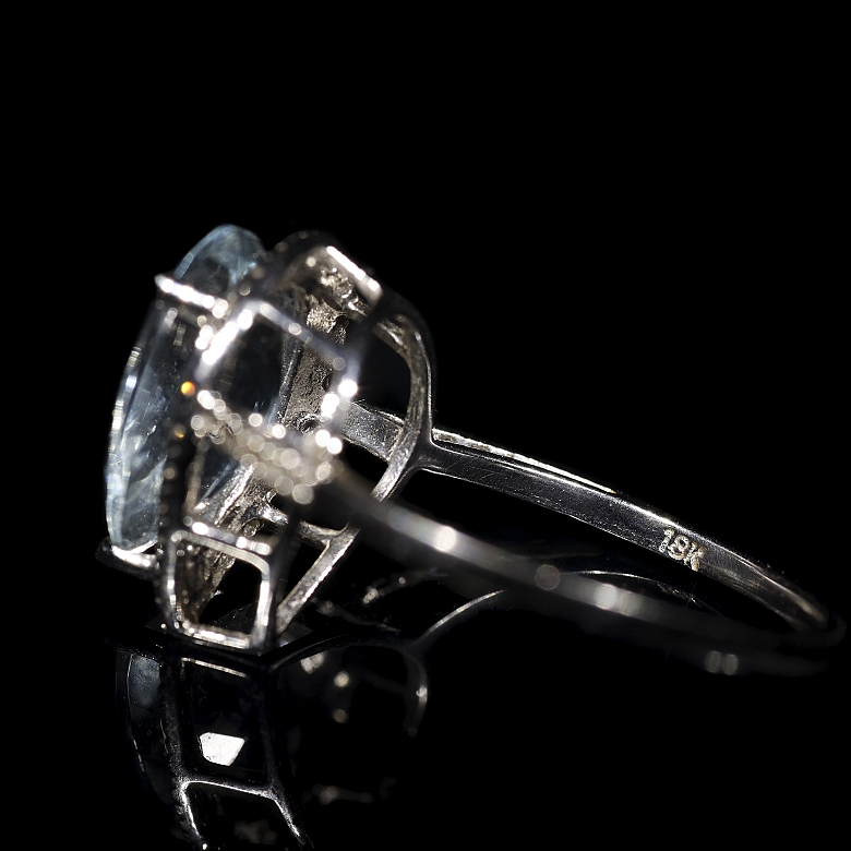 Anillo en oro blanco de 18 kt con aguamarina y diamantes