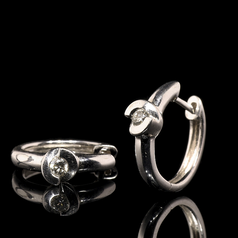 Pendientes de aro en oro blanco de 18k con diamantes