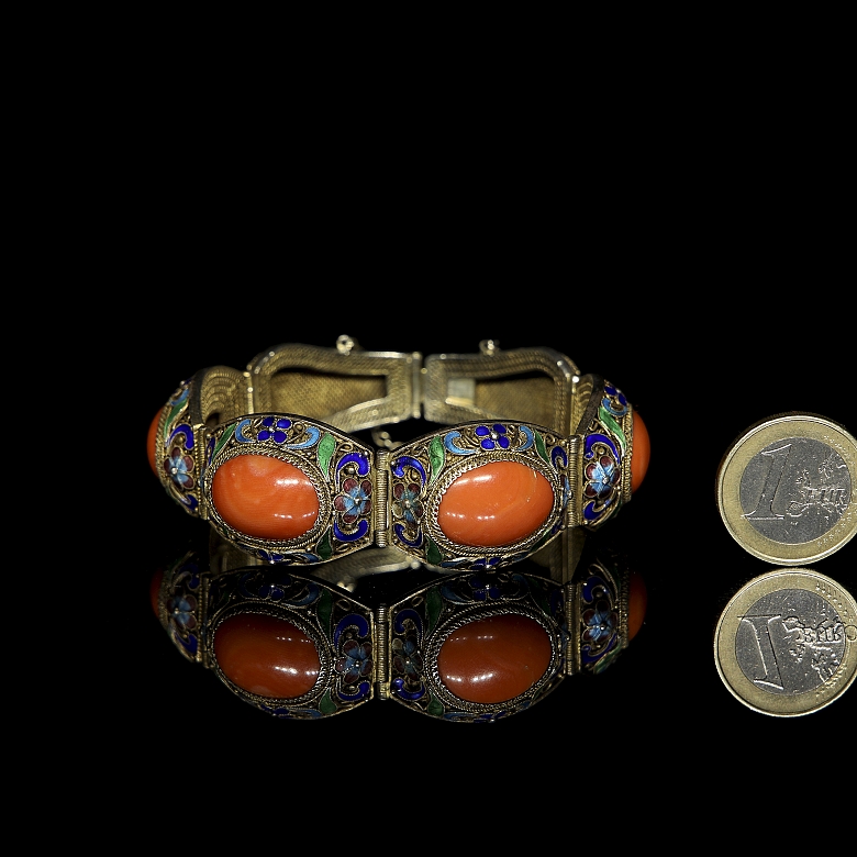 Pulsera de plata dorada con coral y esmaltes, dinastía Qing