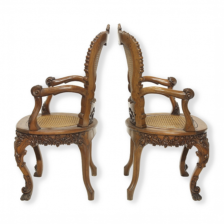 两把路易十五风格的藤编扶手椅，19世纪