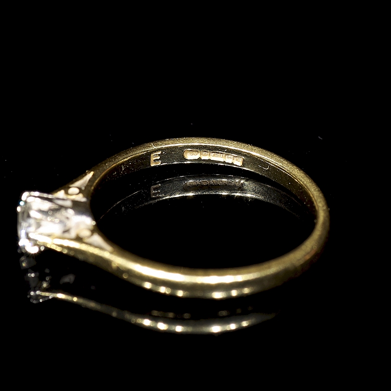 Solitario de oro amarillo de 18K y diamante