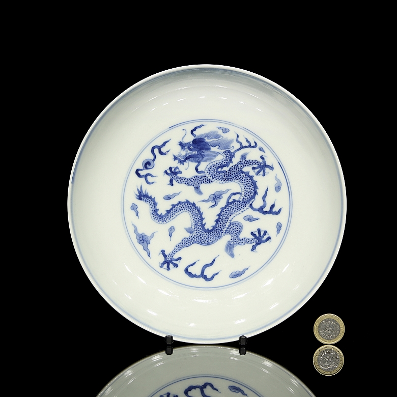 Plato de porcelana azul y blanco 