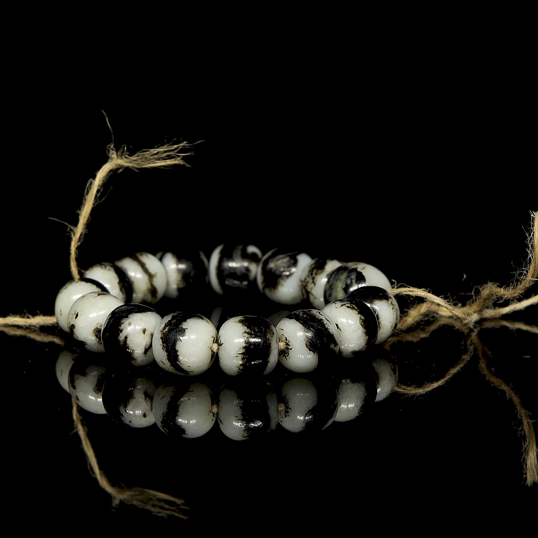 Bracelet with fifteen jade beads, Qing dynasty