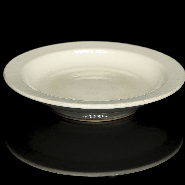 Plato de cerámica con vidriado blanco, dinastía Qing