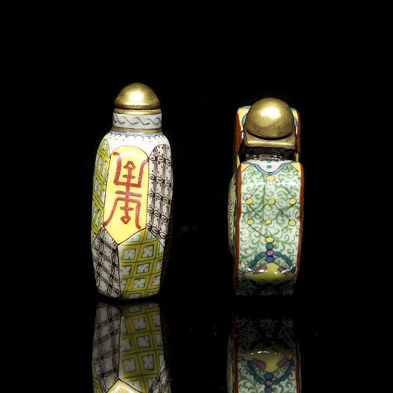 Pareja de botellas de rapé de porcelana esmaltada, con sello Qianlong
