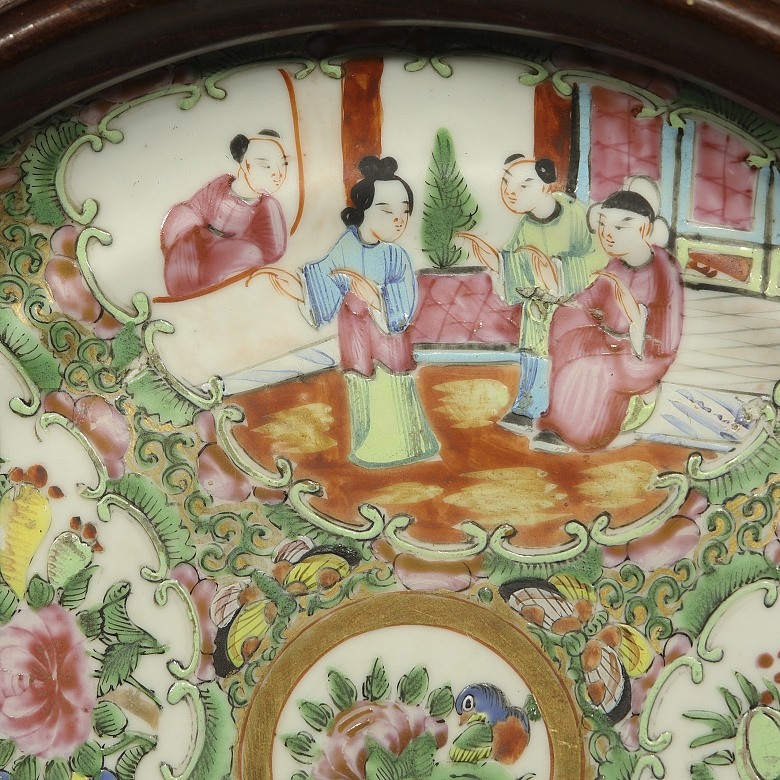 Cantonese porcelain dish with wooden frame, 20th century - 3