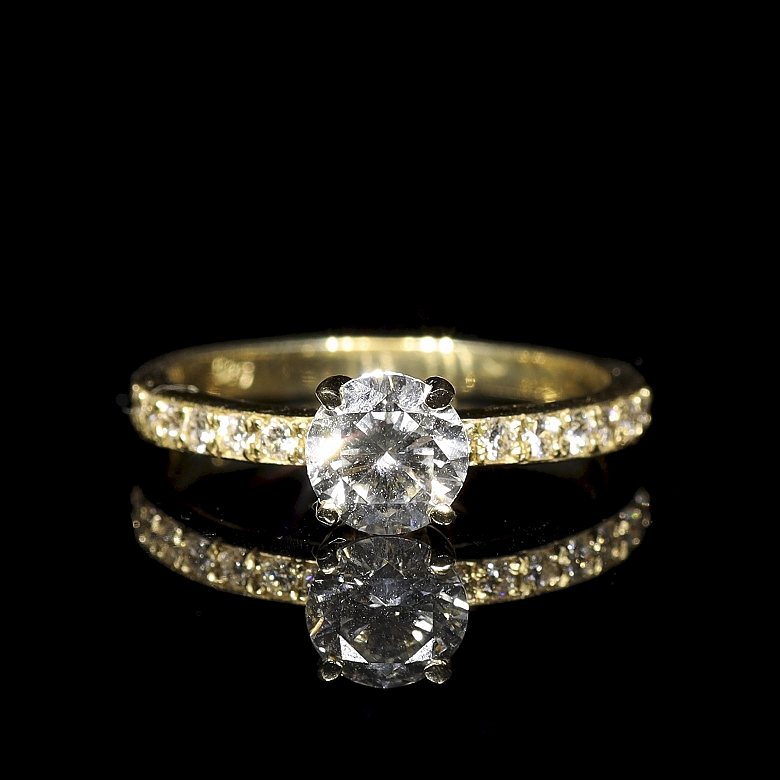 Anillo solitario de oro amarillo con diamantes, 0,91ct certificado GCI