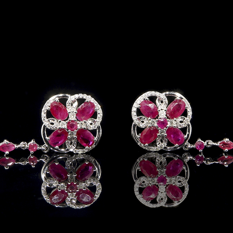 Conjunto de anillo, colgante y pendientes en oro blanco de 18k con rubíes y diamantes