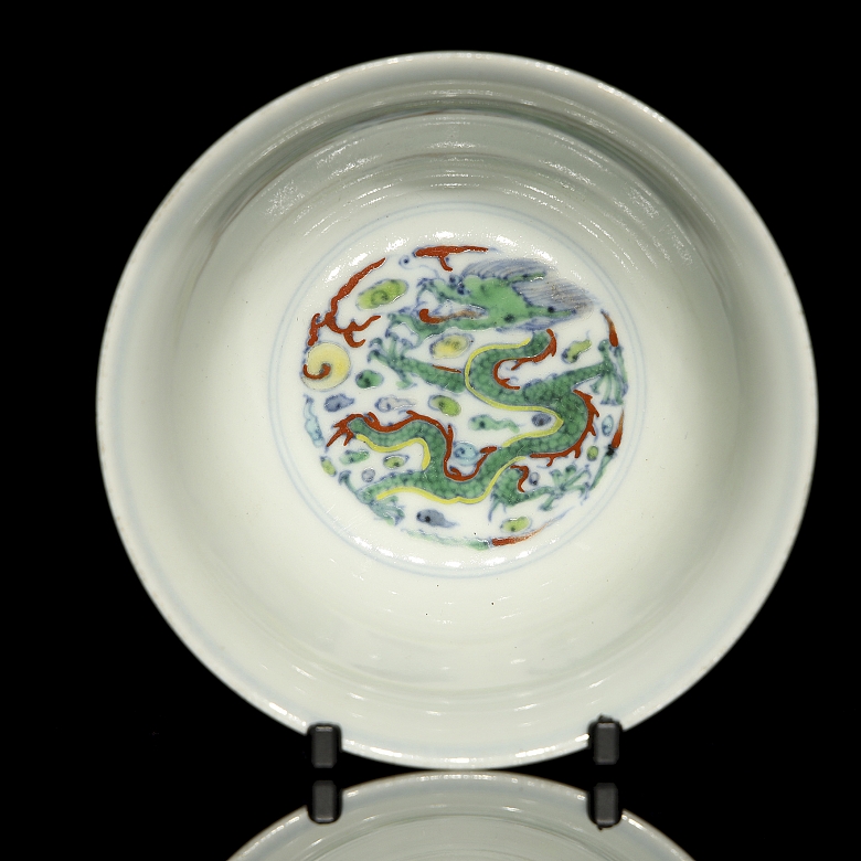 Glazed porcelain bowl ‘Dragons among clouds’, with Yongzheng seal - 4