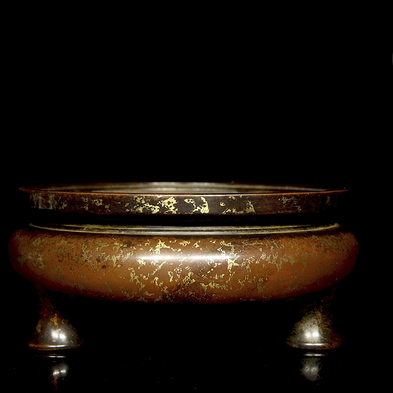Extraordinario incensario de bronce con salpicaduras de oro, dinastía Ming