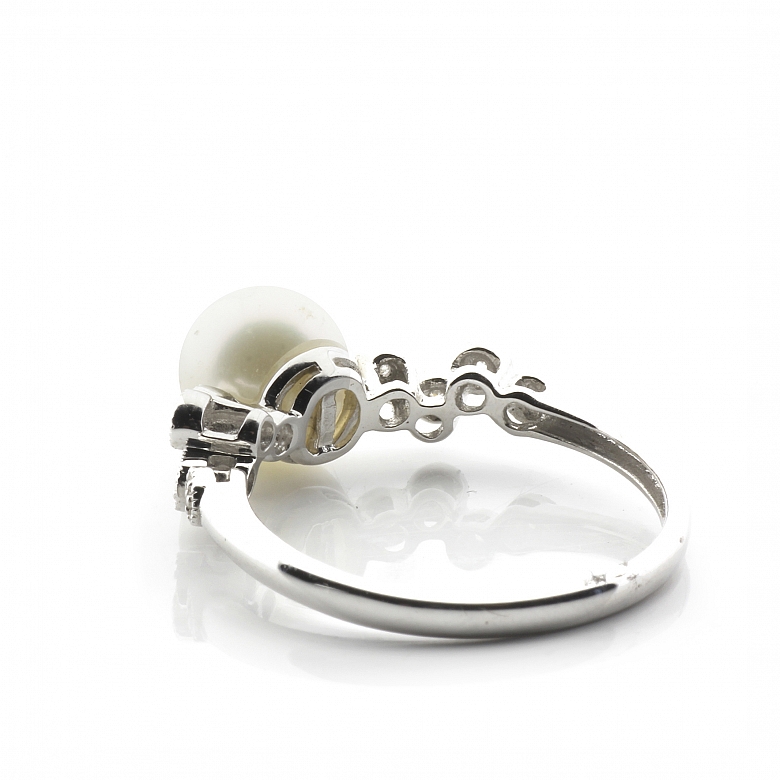 Anillo en oro blanco de 18k con perla y diamantes