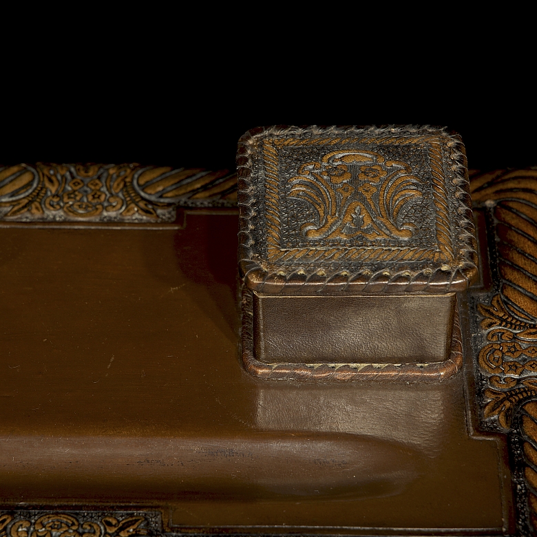 Escribanía de cuero repujado, pps. s.XX