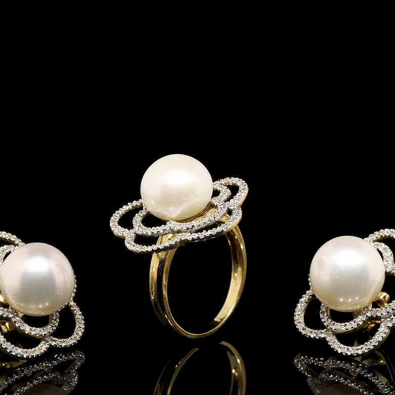 Conjunto en oro amarillo de 18K con perlas y diamantes