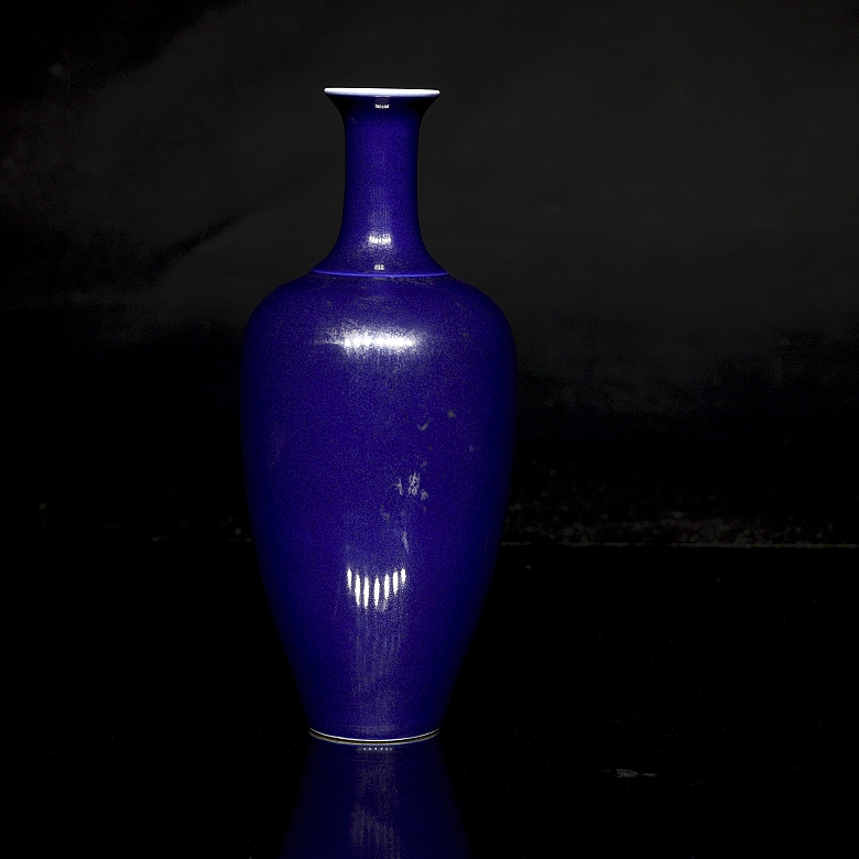 Blue enameled porcelain vase, with Qianlong seal - 2