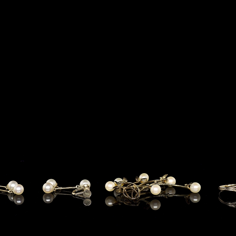Conjunto de anillo, broche y pendientes de oro amarillo con perlas
