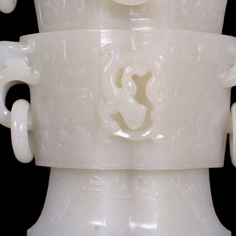 Jarrón romboidal de jade blanco, dinastía Qing