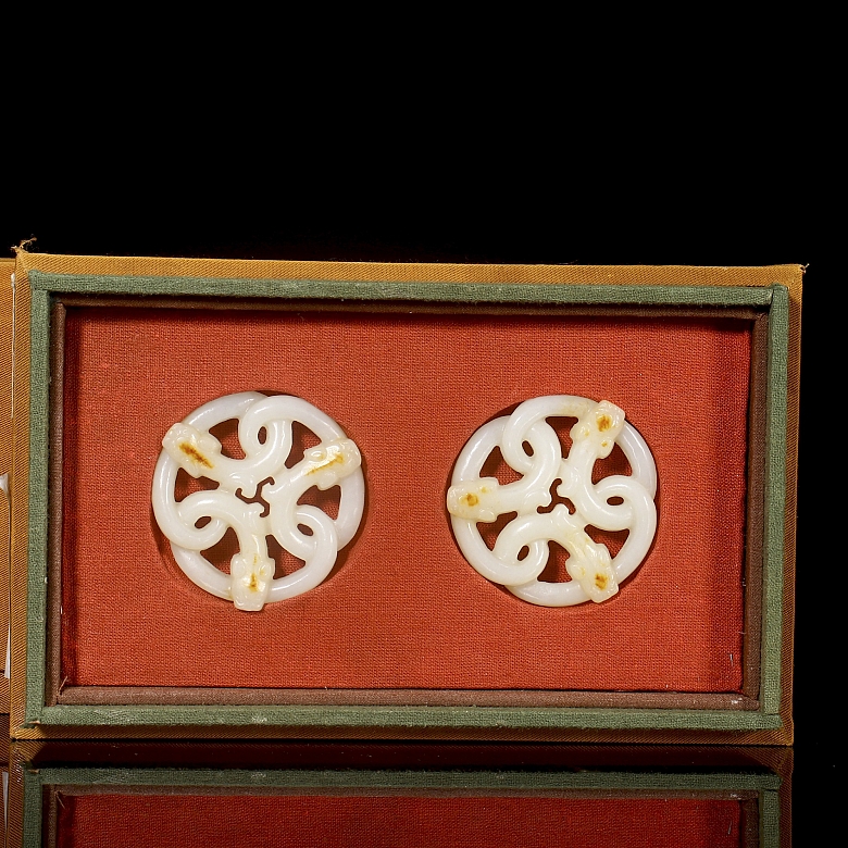 Pair of Hetian jade pendants, ‘Snakes,’ Qing dynasty