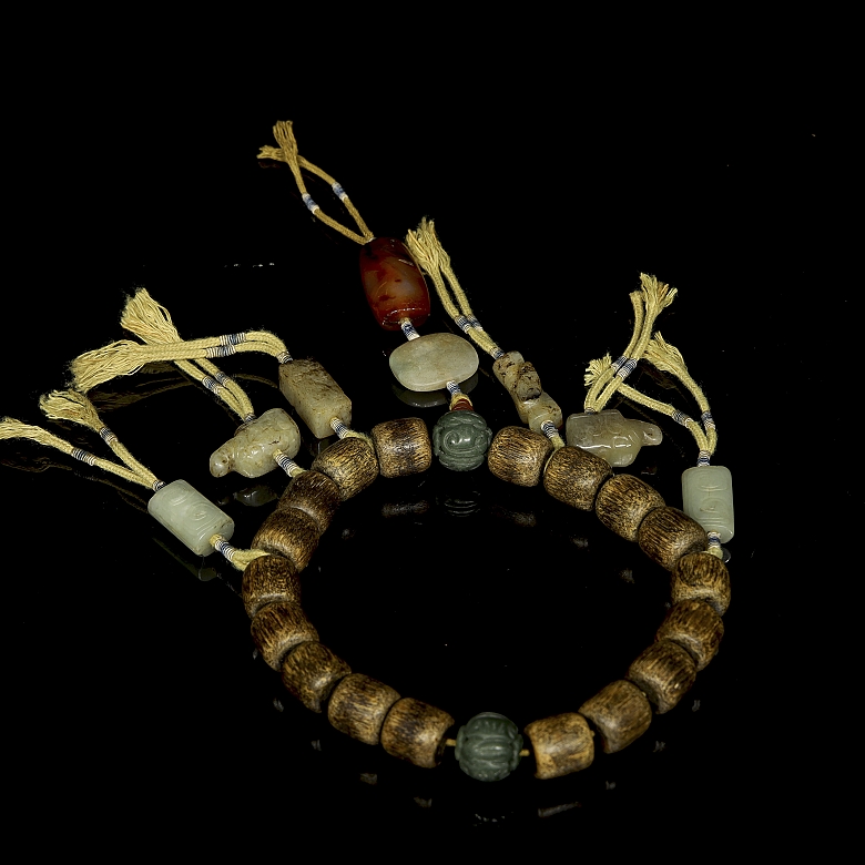 Mala de madera de Chenxiamu y jade tallado, dinastía Qing