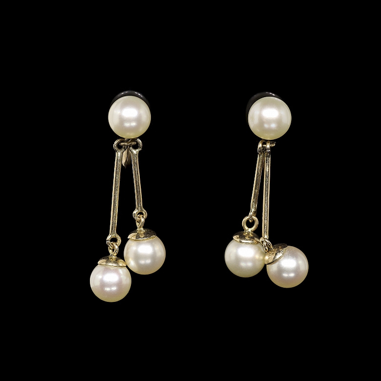 Conjunto de anillo, broche y pendientes de oro amarillo con perlas