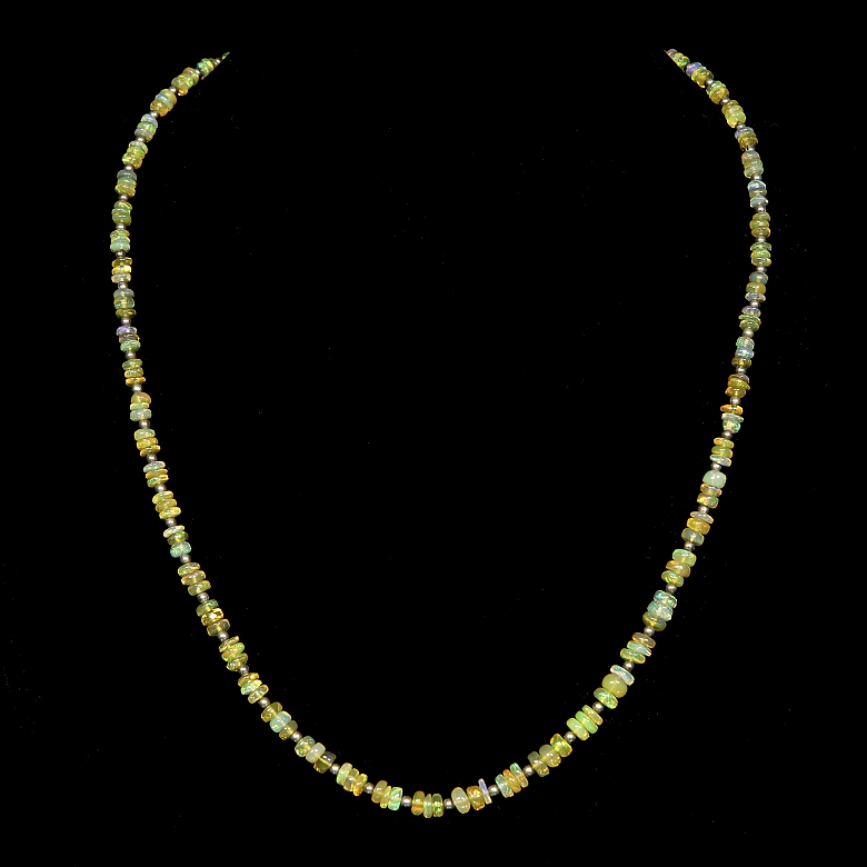 Collar con cuentas de ópalo amarillo